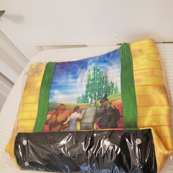 NWT HARVEYS SEATBELT BAG "POSTER TOTE YELLOW BRICK ROAD" BAG, WIZARD OF OZ! - Picture 3 of 9